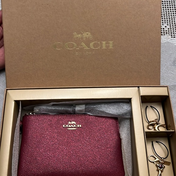 COACH Wristlet NWT - Picture 6 of 7
